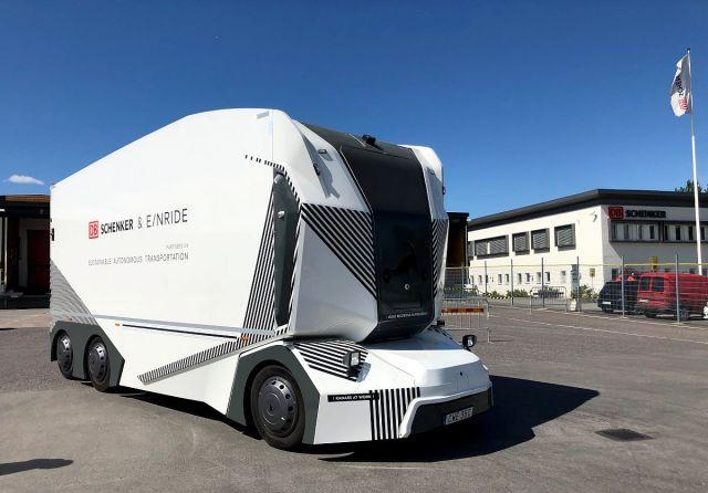 错长久苹留@无人驾驶卡车上路，操作员可控制10辆同时工作，形似星球大战头盔