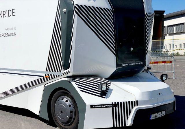 错长久苹留@无人驾驶卡车上路，操作员可控制10辆同时工作，形似星球大战头盔