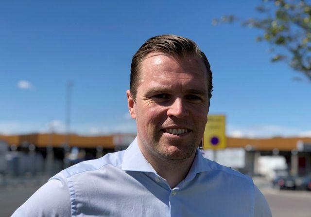 错长久苹留@无人驾驶卡车上路，操作员可控制10辆同时工作，形似星球大战头盔