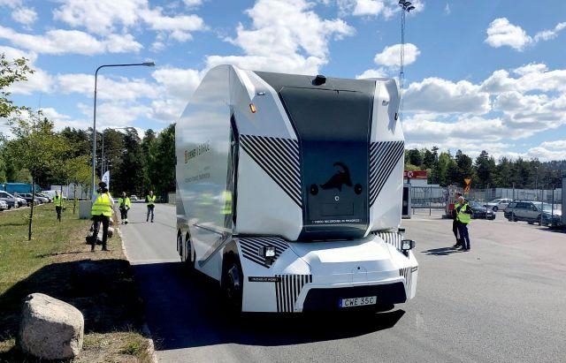 错长久苹留@无人驾驶卡车上路，操作员可控制10辆同时工作，形似星球大战头盔