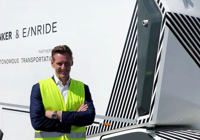 错长久苹留@无人驾驶卡车上路，操作员可控制10辆同时工作，形似星球大战头盔