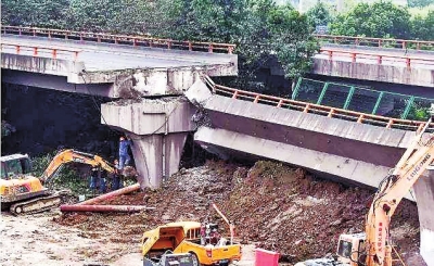 [中国青年网]开车时遇到大货车如何应对？