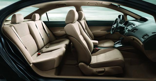 【汽车教练新媒体】为什么大部分汽车后排地板中间都会凸起？大部分人都不清楚