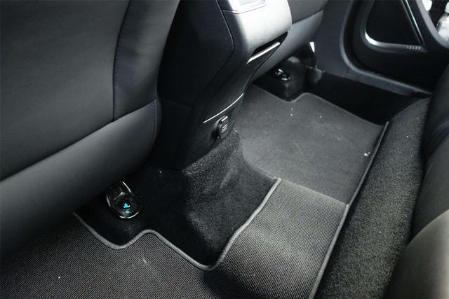 【汽车教练新媒体】为什么大部分汽车后排地板中间都会凸起？大部分人都不清楚