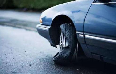 #没车不行#高速爆胎，到应急车道换胎被扣6分？交警：换胎姿势不对