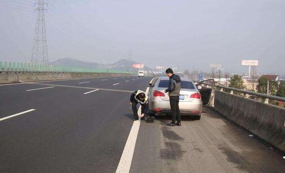 #没车不行#高速爆胎，到应急车道换胎被扣6分？交警：换胎姿势不对
