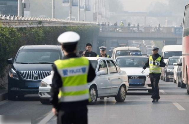 「婵的视频」现代车好好跑着被交警拦下！因牌照太气人，车主：不是你给我的？