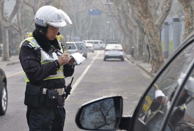 「婵的视频」现代车好好跑着被交警拦下！因牌照太气人，车主：不是你给我的？