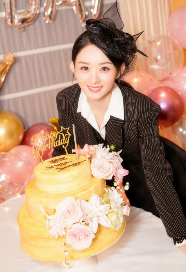 赵丽颖庆32周岁生日，穿2万4条纹西装比男生还帅，这钱没白花