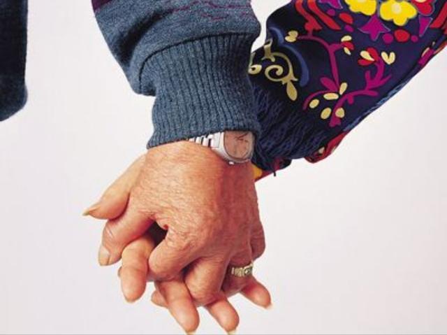 「浅浅情感说」“老漂”夫妻竭尽心力 :  一个照顾孙子，一个料理老人