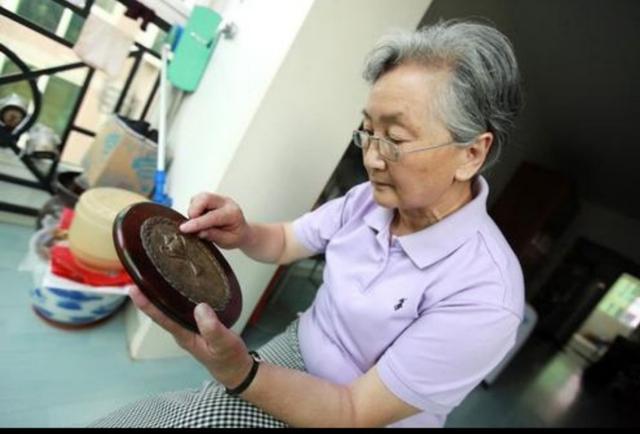 「浅浅情感说」“老漂”夫妻竭尽心力 :  一个照顾孙子，一个料理老人