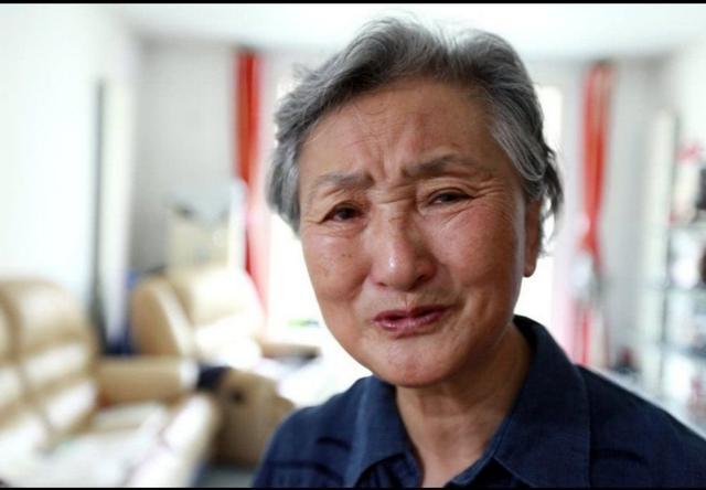 「浅浅情感说」“老漂”夫妻竭尽心力 :  一个照顾孙子，一个料理老人