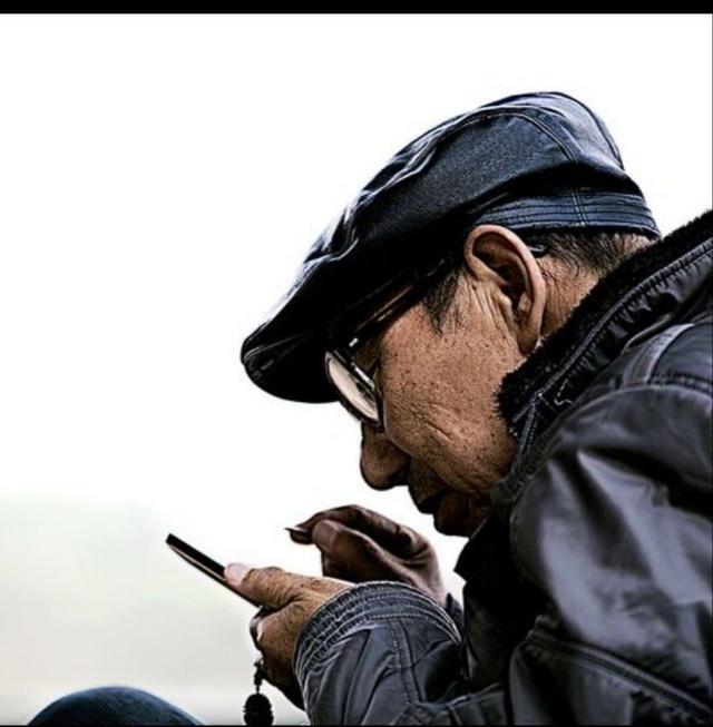 「浅浅情感说」“老漂”夫妻竭尽心力 :  一个照顾孙子，一个料理老人