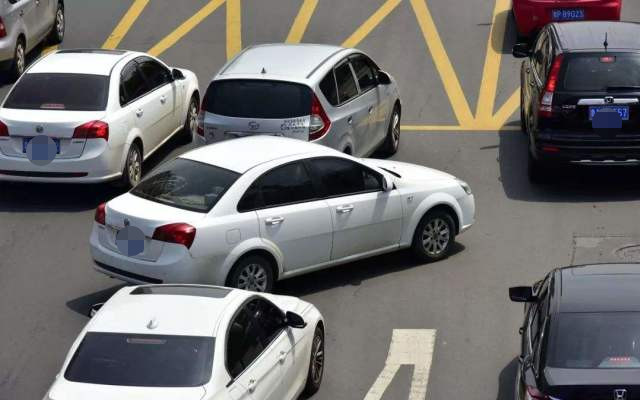 汽车维修人■出租车逆行、越双黄线加塞，思域车主不惯着：最烦加塞狗了