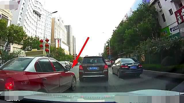 汽车维修人■出租车逆行、越双黄线加塞，思域车主不惯着：最烦加塞狗了