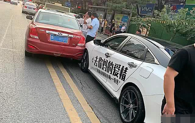 汽车维修人■出租车逆行、越双黄线加塞，思域车主不惯着：最烦加塞狗了