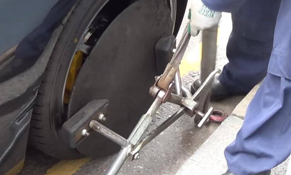 奇星坊@男子开豪车任性违停，交警直接打包赶走，而旁边的这辆车没人敢动