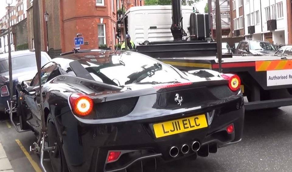 奇星坊@男子开豪车任性违停，交警直接打包赶走，而旁边的这辆车没人敢动