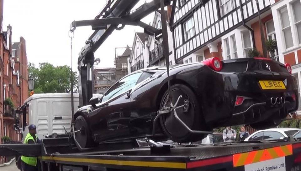 奇星坊@男子开豪车任性违停，交警直接打包赶走，而旁边的这辆车没人敢动