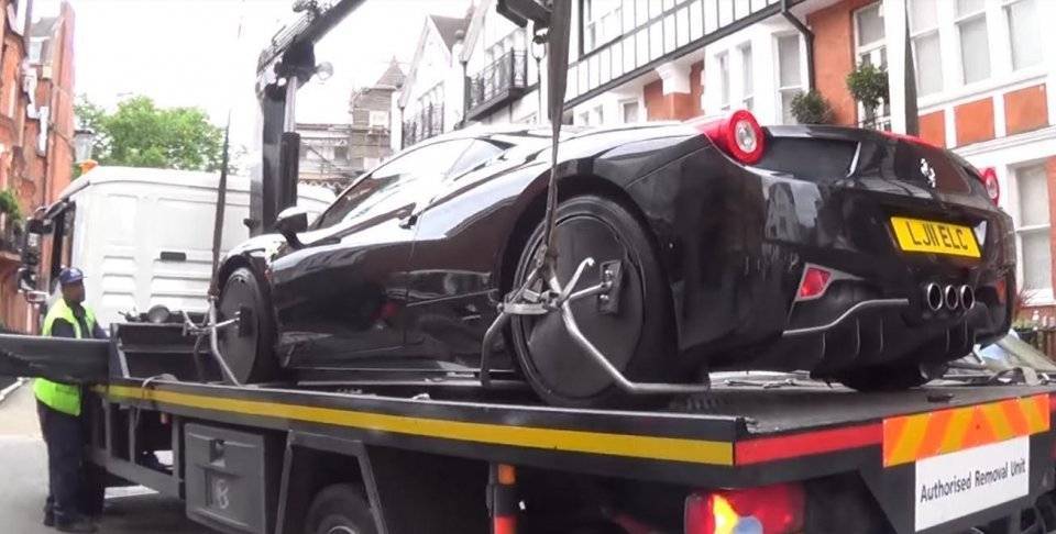 奇星坊@男子开豪车任性违停，交警直接打包赶走，而旁边的这辆车没人敢动