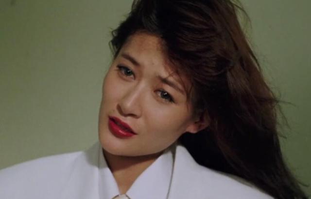 文娟滴励志语日结■她15岁兼职模特，18岁被迫出演低俗片，后却在媒体面前颜面尽失