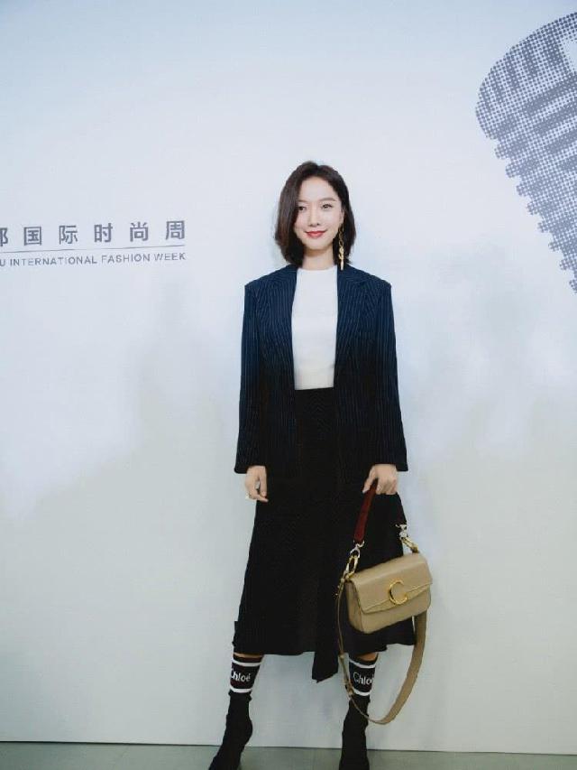 王珞丹亮相品牌活动，装扮简单却时尚，34岁的她美的很“复古”