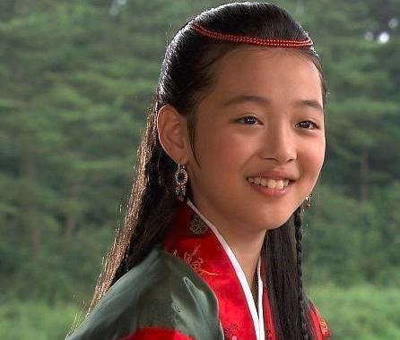 韩国明星的童年照，宋慧乔超可爱，朴宝剑胖嘟嘟，张娜拉是小仙女