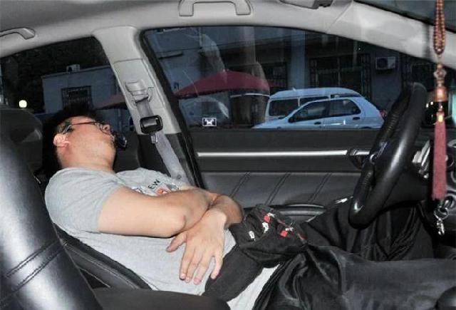 [小凯谈车]酒后躺在车里等代驾，却被判为了酒驾？车主：睡会觉都不行了？