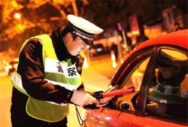 [小凯谈车]酒后躺在车里等代驾，却被判为了酒驾？车主：睡会觉都不行了？