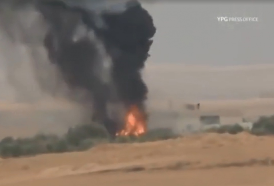 土耳其“豹2”被库尔德武装摧毁，发生猛烈殉爆，又烧成“火炬”