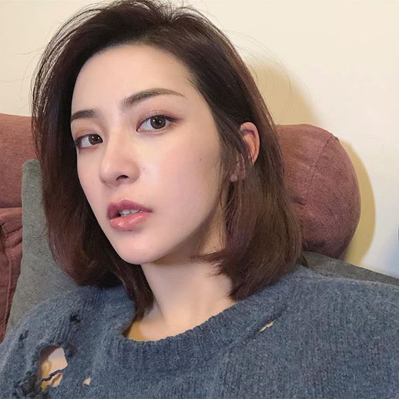 呆呆娱乐头条：笨蛋自以为聪明，聪明人才知道自己是笨蛋。