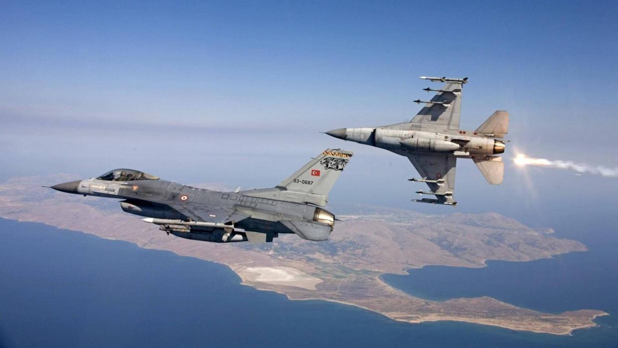 土耳其F16轰炸库尔德，俄苏35紧急拦截，库尔德欢呼：俄终于出手