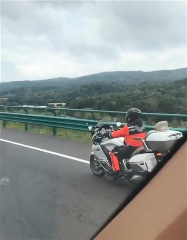 「蛋蛋懂车」又有摩托上高速，车价超6位数，都是大排，收费和7座以下小车一样