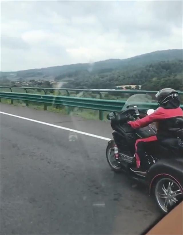 「蛋蛋懂车」又有摩托上高速，车价超6位数，都是大排，收费和7座以下小车一样