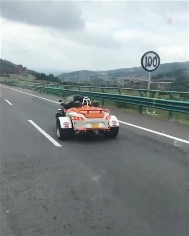 「蛋蛋懂车」又有摩托上高速，车价超6位数，都是大排，收费和7座以下小车一样