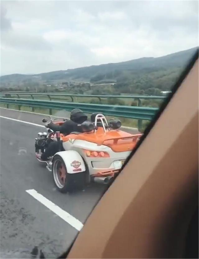 「蛋蛋懂车」又有摩托上高速，车价超6位数，都是大排，收费和7座以下小车一样