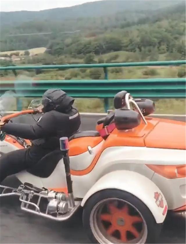 「蛋蛋懂车」又有摩托上高速，车价超6位数，都是大排，收费和7座以下小车一样