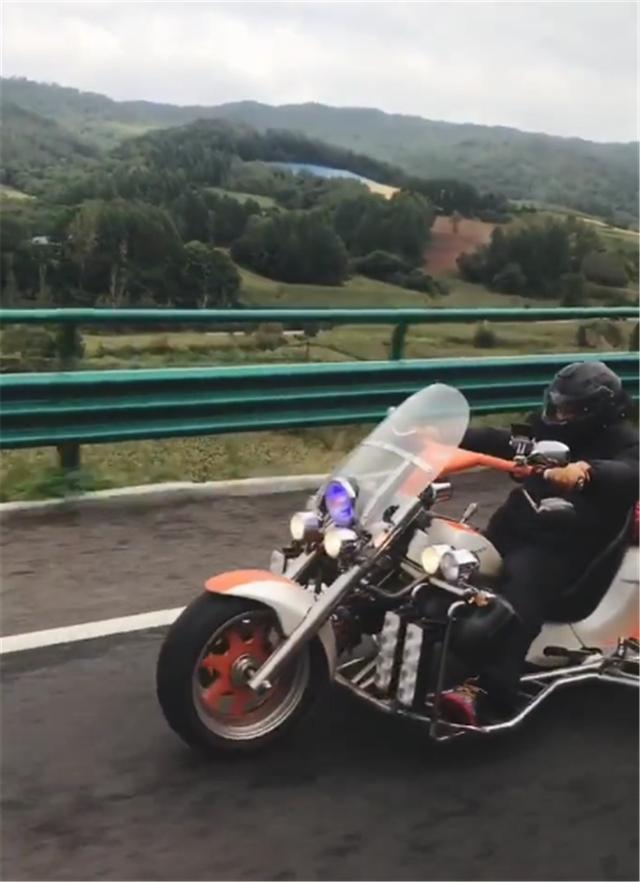 「蛋蛋懂车」又有摩托上高速，车价超6位数，都是大排，收费和7座以下小车一样