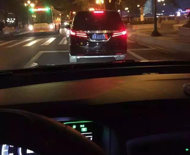 开车小技巧@开车有这五个习惯的绝对是高手！你能占三个就非常优秀了！快瞧瞧