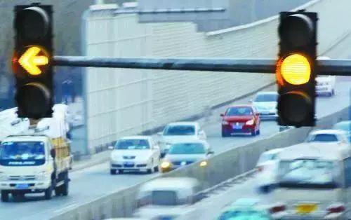 开车小技巧@开车有这五个习惯的绝对是高手！你能占三个就非常优秀了！快瞧瞧