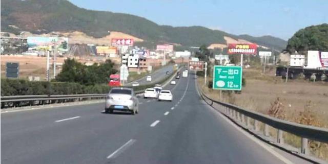 「九零后聊车」高速上突遇前车急刹怎么办？交警：这是唯一保命的方法，相互转告