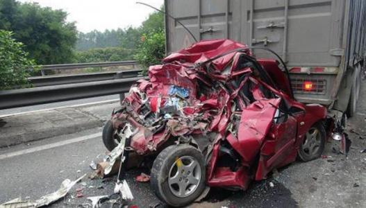 「九零后聊车」高速上突遇前车急刹怎么办？交警：这是唯一保命的方法，相互转告