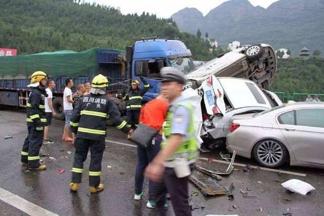 「九零后聊车」高速上突遇前车急刹怎么办？交警：这是唯一保命的方法，相互转告