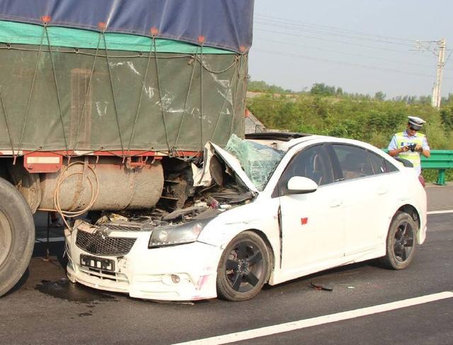 「九零后聊车」高速上突遇前车急刹怎么办？交警：这是唯一保命的方法，相互转告