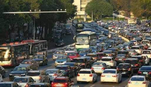 九零后聊车■交警告诉你：遇到“锯齿车道”该怎么走？走错最高扣6分罚200元