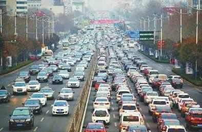 九零后聊车■交警告诉你：遇到“锯齿车道”该怎么走？走错最高扣6分罚200元