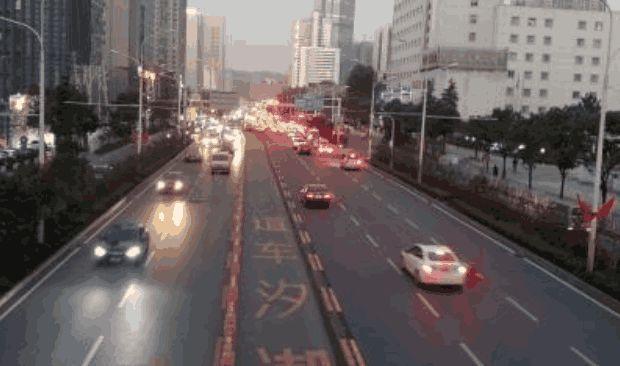 九零后聊车■交警告诉你：遇到“锯齿车道”该怎么走？走错最高扣6分罚200元