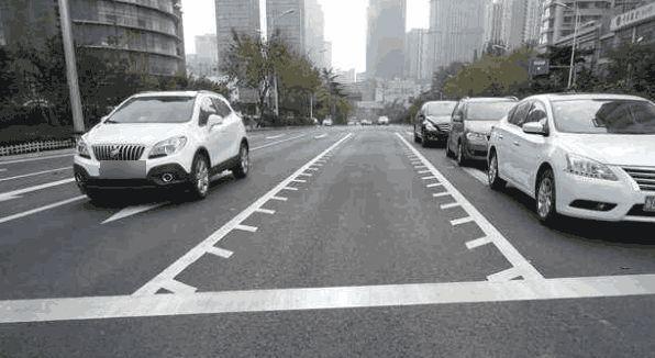 九零后聊车■交警告诉你：遇到“锯齿车道”该怎么走？走错最高扣6分罚200元