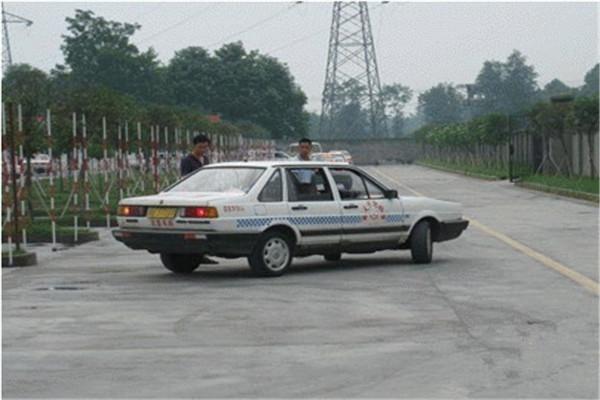 选车中心■新手司机如何避免错把油门当刹车，这一点很重要