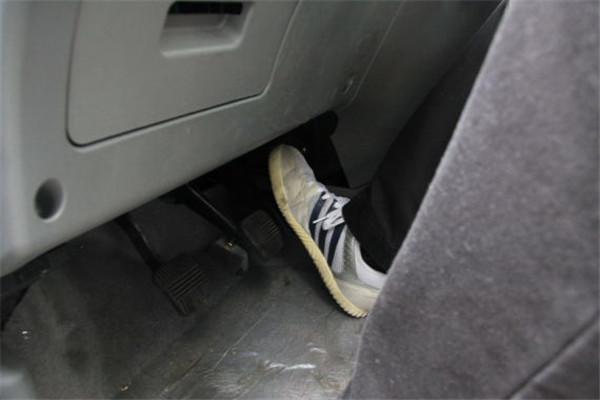 选车中心■新手司机如何避免错把油门当刹车，这一点很重要